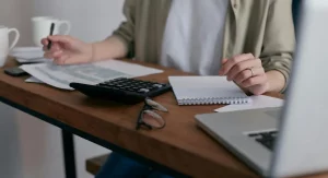 Como cortar gastos desnecessários? Organize suas contas