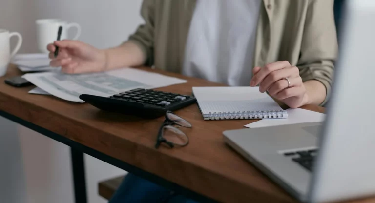 Como cortar gastos desnecessários? Organize suas contas