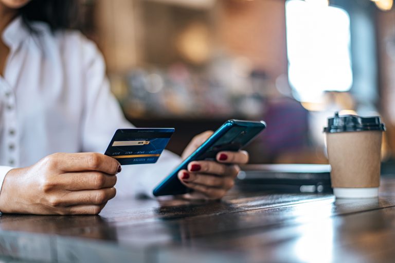 Bancos devem avisar clientes antes de descontar no débito automático: entenda a mudança